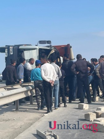 “Kamaz” minik avtomobili ilə toqquşdu, sürücü öldü - FOTOLAR